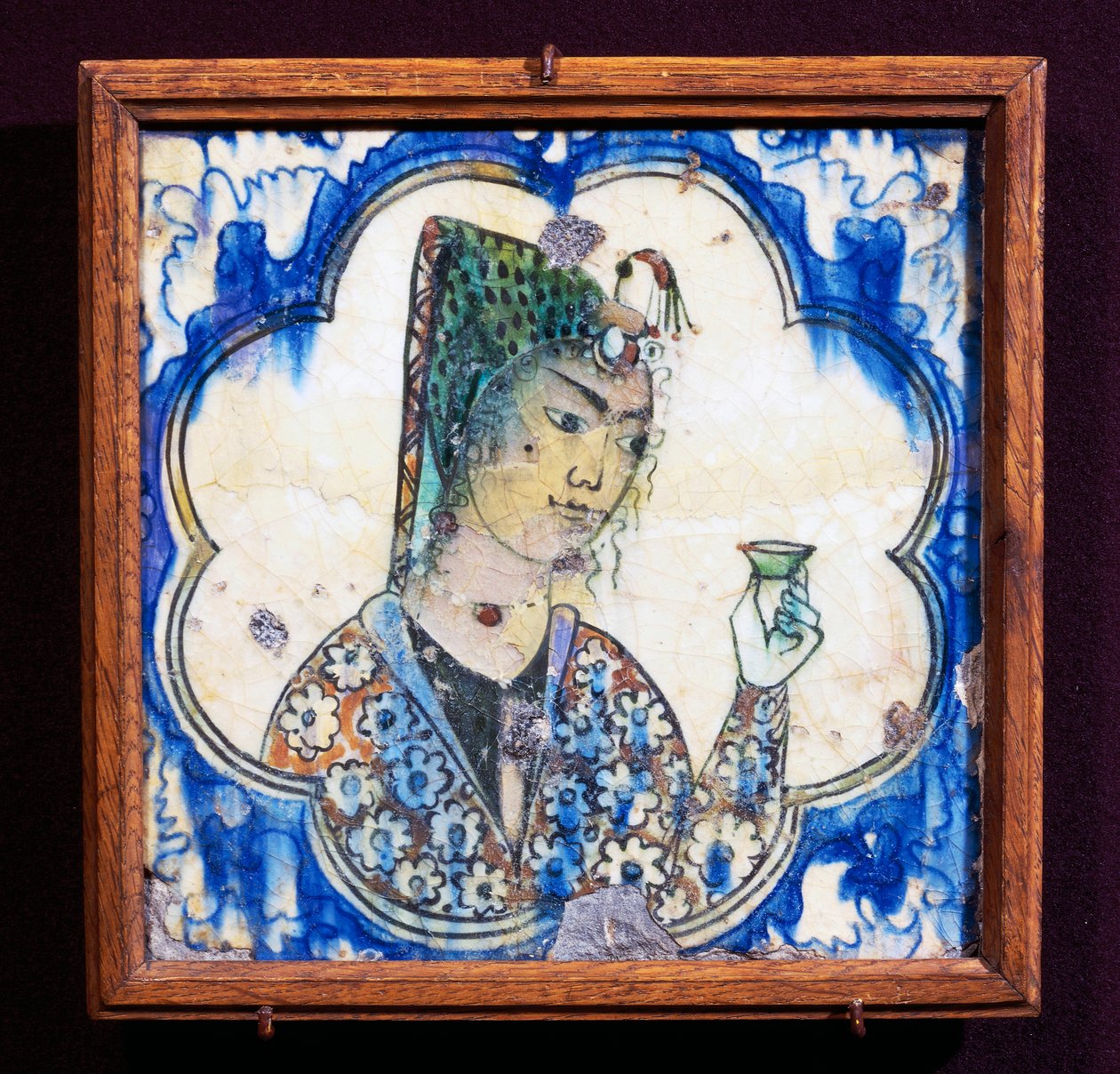 Keramikfliese mit Darstellung einer jungen Frau, die eine Vase hält, persische Zivilisation von Persian School