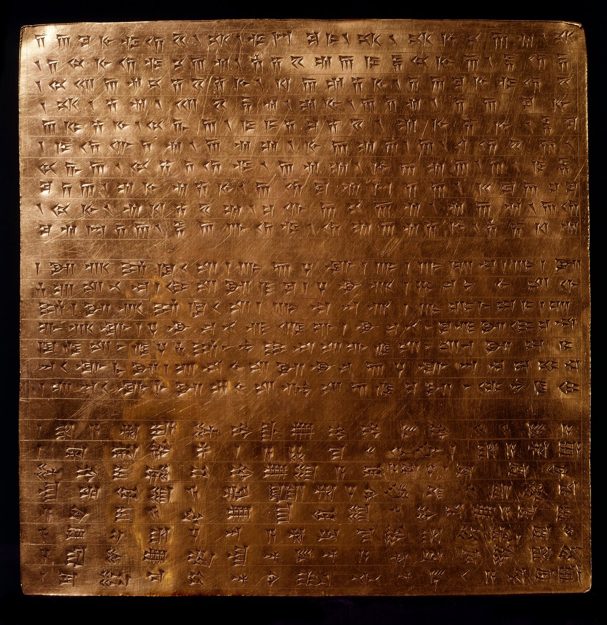 Persisches Reich: Goldplatte von König Darius I. (550-486 v. Chr.) mit Keilschriftinschriften, 550-500 v. Chr., aus Persepolis. Archäologisches Museum, Teheran von Persian School
