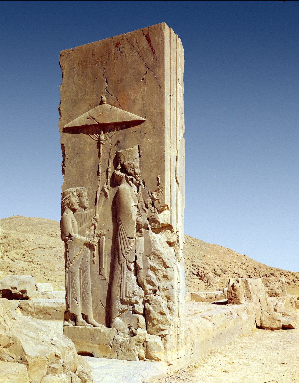 Relief in der Halle der Hundert Säulen, das König Xerxes I. (ca. 519-465 v. Chr.) zeigt, wie er die Halle verlässt, Achämenidenzeit von Persian School