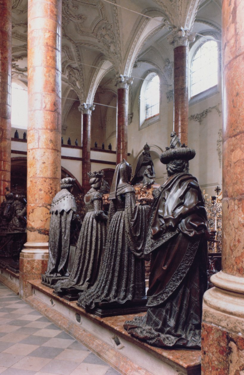 Grab von Maximilian I. (1459-1519) Ansicht von vier Bronzefiguren von Trauernden, möglicherweise Vorfahren, Verwandte oder Zeitgenossen, das Design wird Gilg Sesselschreiber zugeschrieben von Peter (workshop of) Vischer
