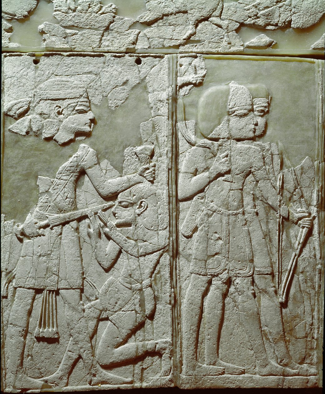 Phönizische Zivilisation: Bettverzierung mit einem niedrigen Elfenbeinrelief, das einen König darstellt, der einen Feind bedroht. Vom Fundort Ugarit, antike syrische Stadt auf dem Tell de Ras Shamra. 14. Jahrhundert v. Chr. Höhe 24 cm. Damaskus, Nationales von Phoenician