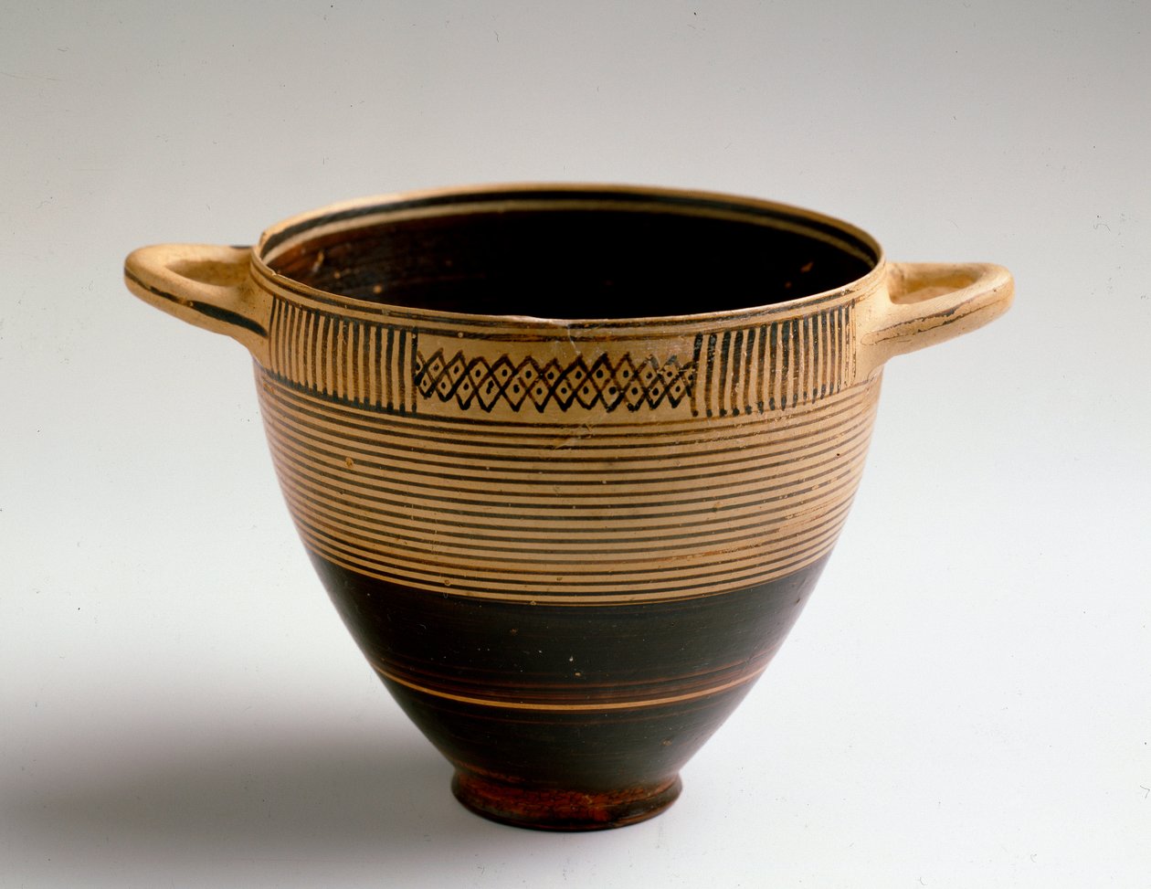 Phönizische Kunst: Kotyl-Typ Schale aus bemaltem Ton. Aus Lauritia (Almuñécar in Spanien). Dim. 8x9,2 cm. Granada, Archäologisches Museum von Phoenician Phoenician
