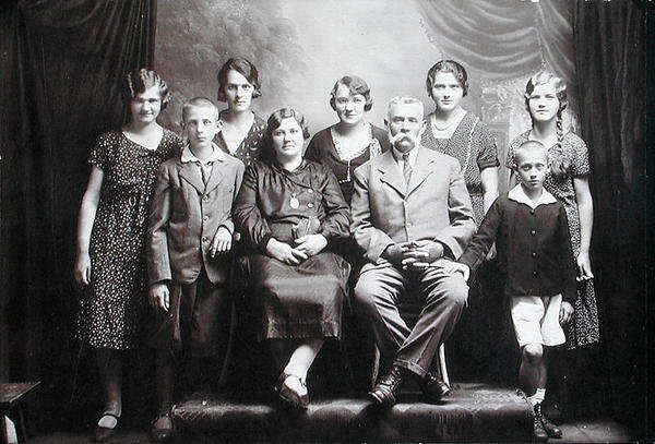 Familie mit zahlreichen Kindern, frühes 20. Jahrhundert von Photographer Austrian