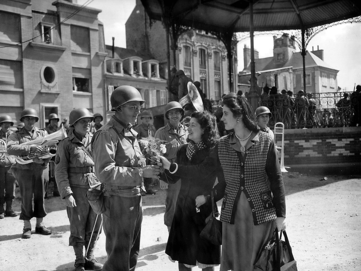 Amerikanische Soldaten plaudern mit jungen Französinnen, Cherbourg, 29. Juni von Photographer French