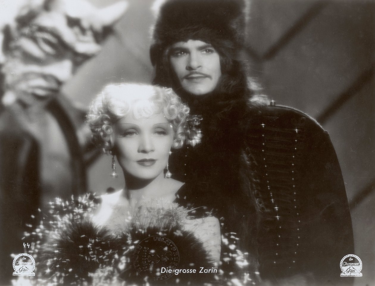 Szene aus dem Film "The Scarlet Empress" mit Marlene Dietrich und John Lodge von Photographer German