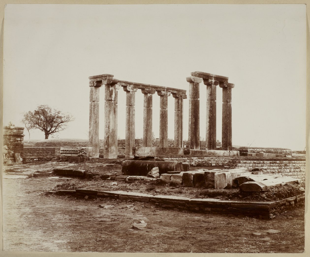 Sanchi, Tempel 18, Gesamtansicht von Nordwesten von Photographer Indian