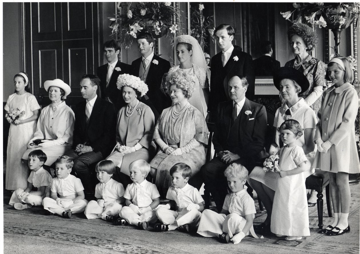 Gruppenhochzeitsfoto von Lord Hartington und Amanda mit Ihrer Majestät der Königin und der Königinmutter, 28. Juni 1967 von Blaise Nicolas Le Sueur