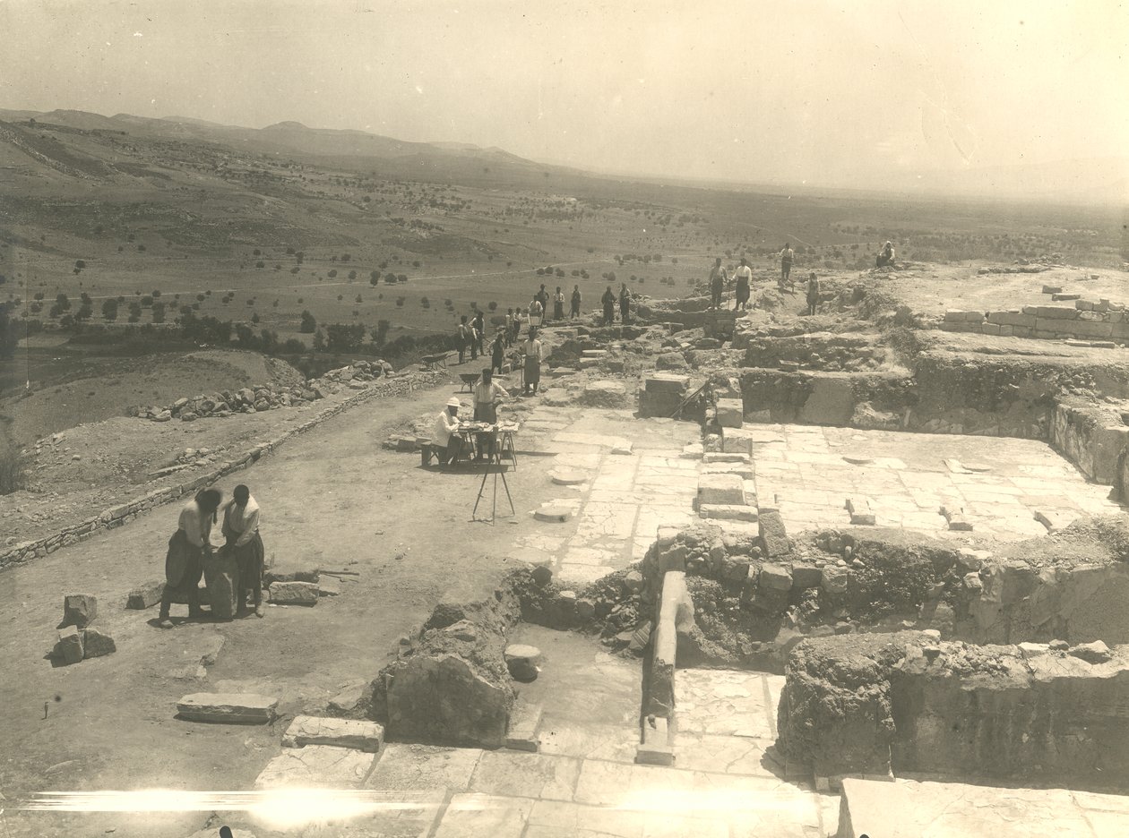 Blick auf die Ausgrabungen des Palastes von Phaistos, italienische archäologische Mission unter der Leitung von Luigi Pernier und Federico Halbherr, Kreta, Griechenland von Blaise Nicolas Le Sueur