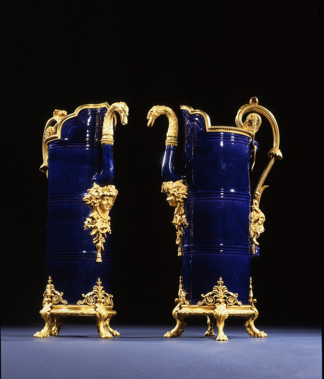 Zwei Krüge, ca. 1767 von Pierre Gouthière