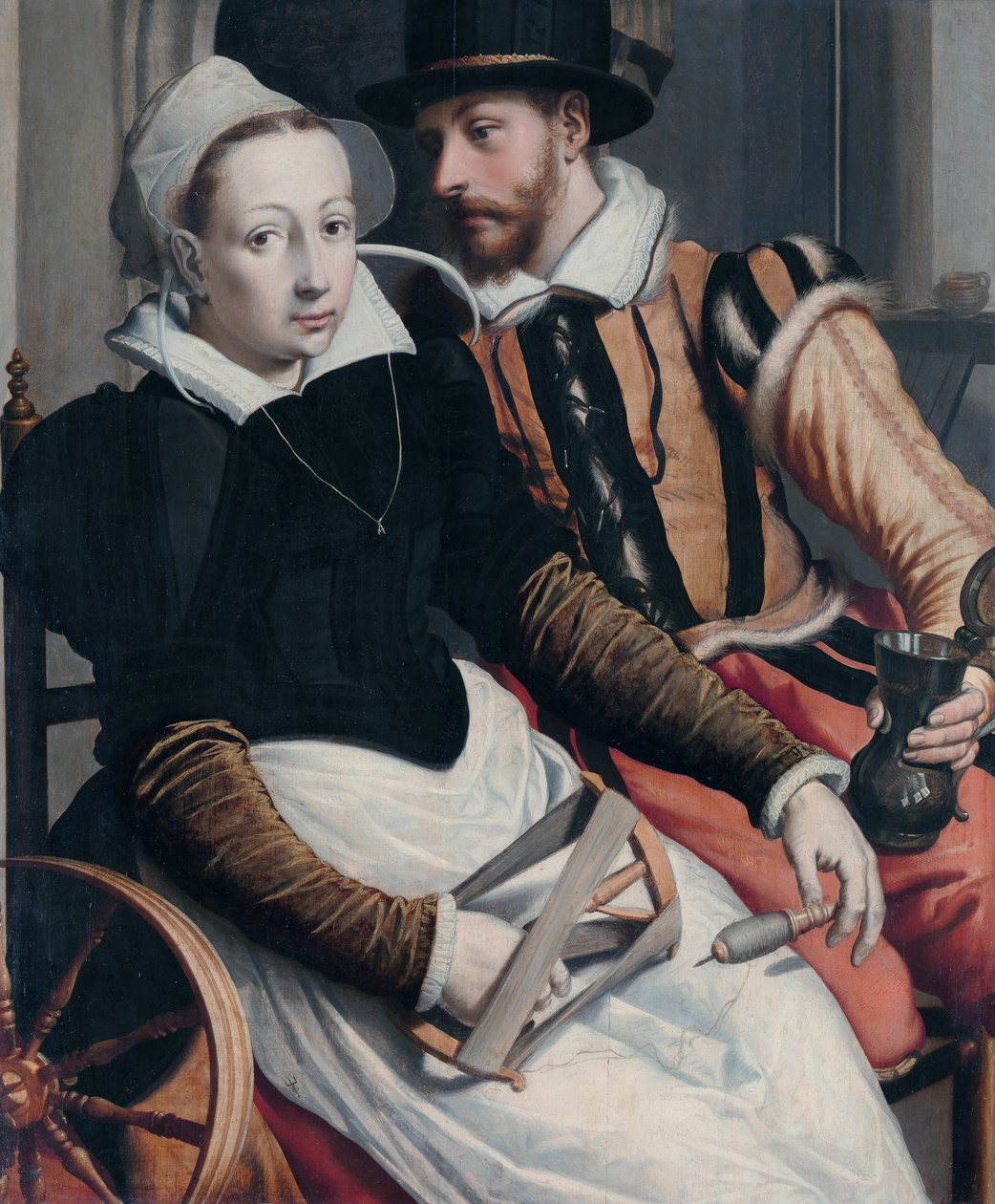 Eine Frau am Spinnrad und ein Mann mit einem Krug, die in einem Innenraum sitzen von Pieter Pietersz the Elder