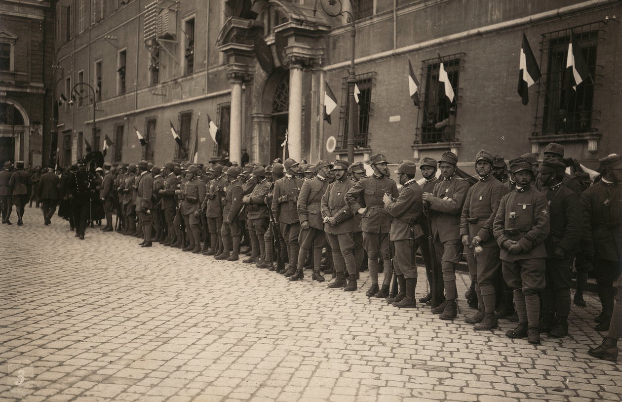 Album "Die GM R. Armee (Erster Weltkrieg)": Militärtruppen in einer Straße in der Stadt Ravenna, festlich geschmückt mit der Trikolore an den Fenstern von Pietro Bezzi