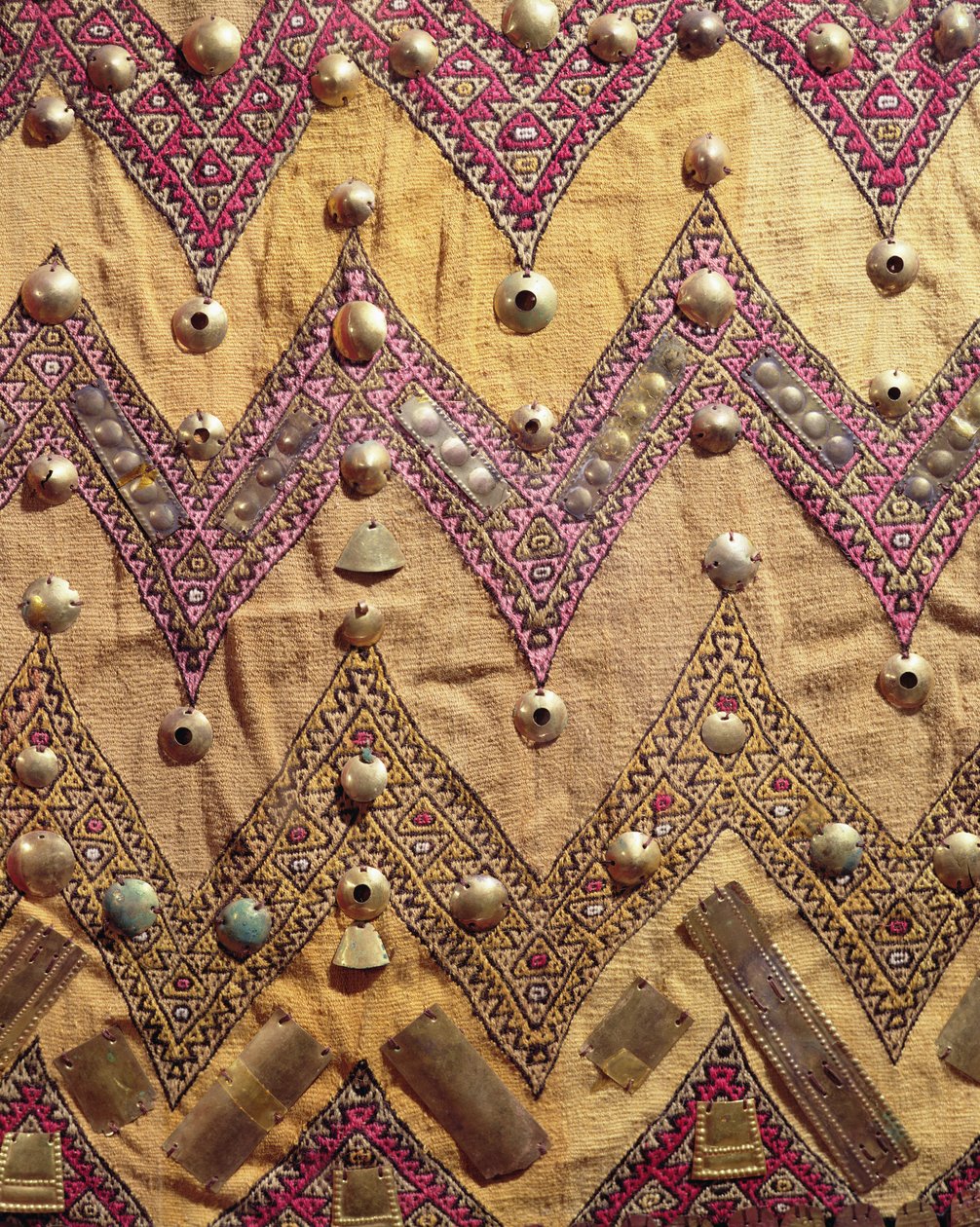Abschnitt eines bestickten Stoffes mit Goldplaketten, aus Chancay, Peru, 12.-13. Jahrhundert von Pre Columbian