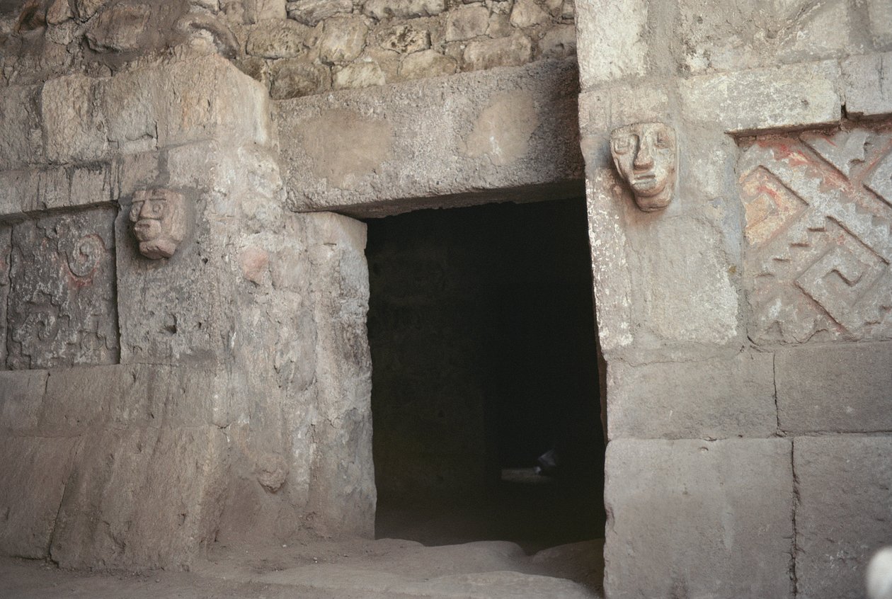 Ein Türrahmen mit geschnitzten Köpfen, Spätklassische Periode von Pre Columbian