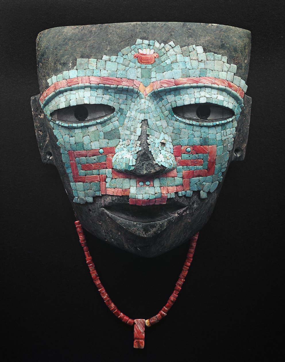 Begräbnismaske bedeckt mit Türkis- und Rotmuschel-Mosaik. Artefakt aus Teotihuacan, Mexiko-Stadt. Teotihuacan-Zivilisation - Präkolumbianische Kunst: Begräbnismaske aus Türkis- und rosa Steinen aus der Zivilisation von Teotihuacan III (300-650 n. Chr.) Mex von Pre Columbian Pre Columbian