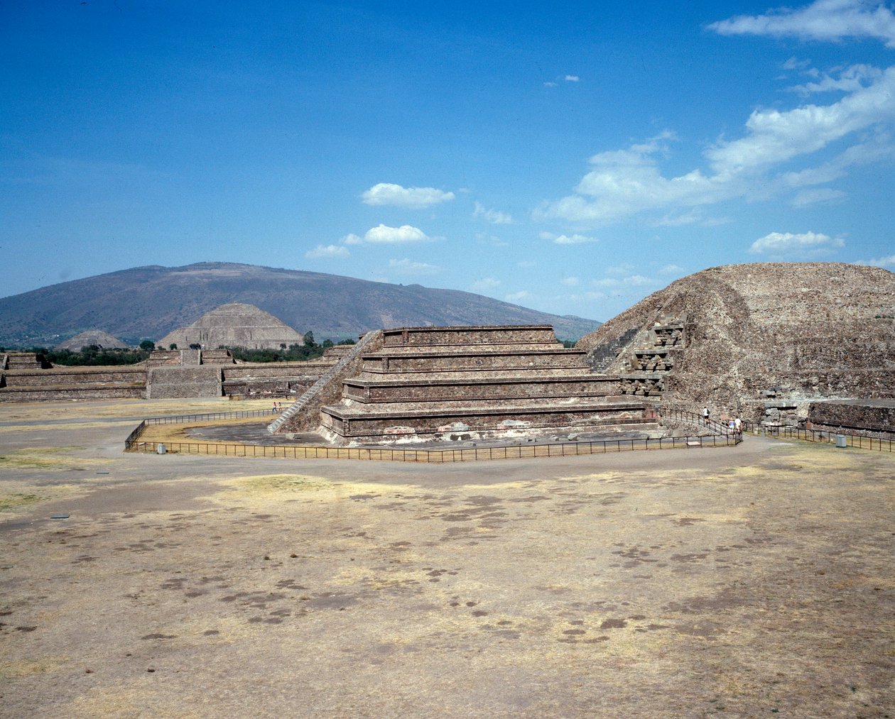 Präkolumbianische Zivilisation: Blick auf die Stätte von Teotihuacan (300 v. Chr. - 600 n. Chr.): der Tempel (oder die Pyramide) der Sonne von Pre Columbian Pre Columbian