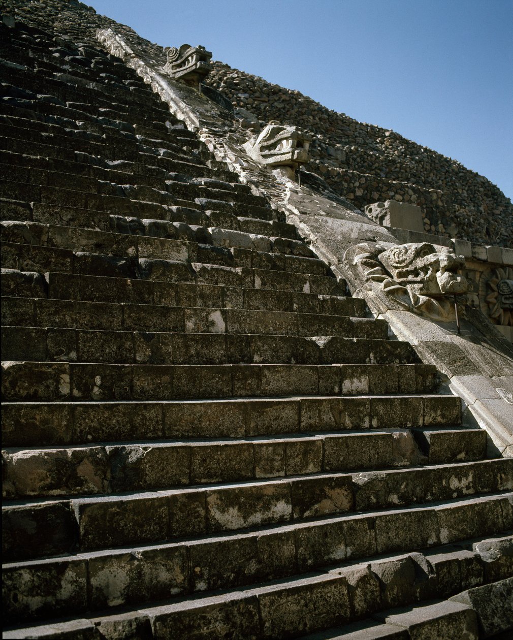 Treppen des Tempels der gefiederten Schlange von Pre-Columbian Pre-Columbian