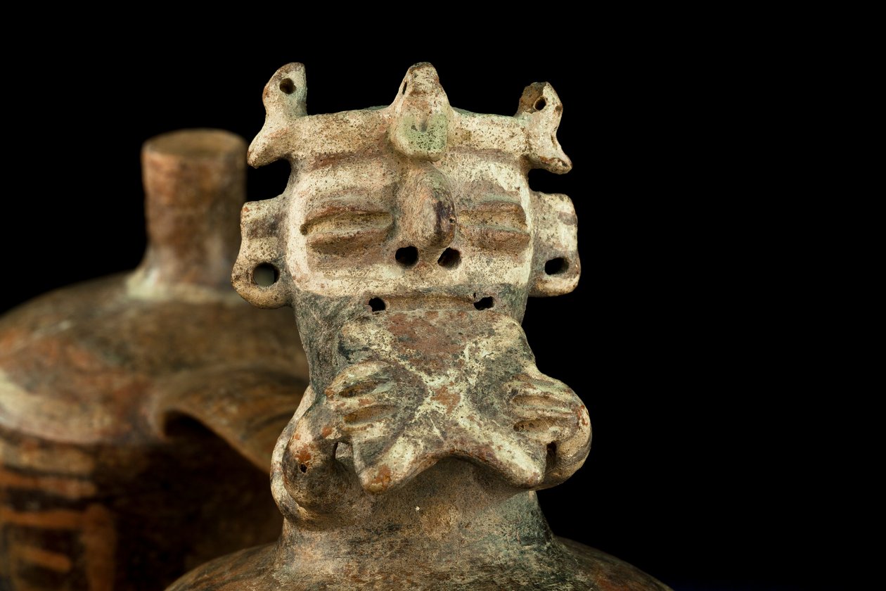 Keramik mit Doppelkörper und Brückengriff / Vicus-Kultur von Precolombian Precolombian