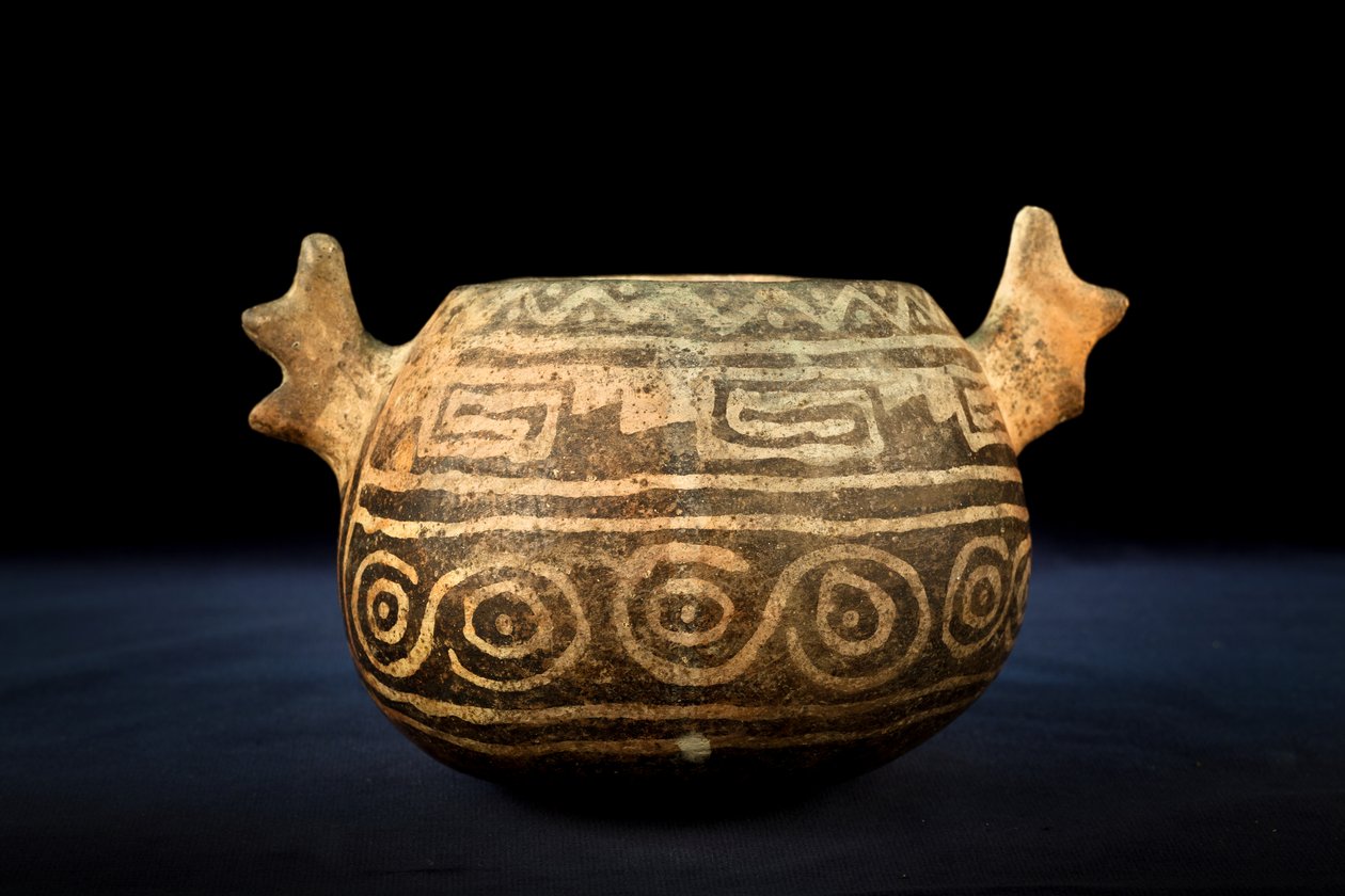 Kugelförmige Keramik mit zoomorpher Dekoration / Präkolumbianische Kunst von Precolombian Precolombian