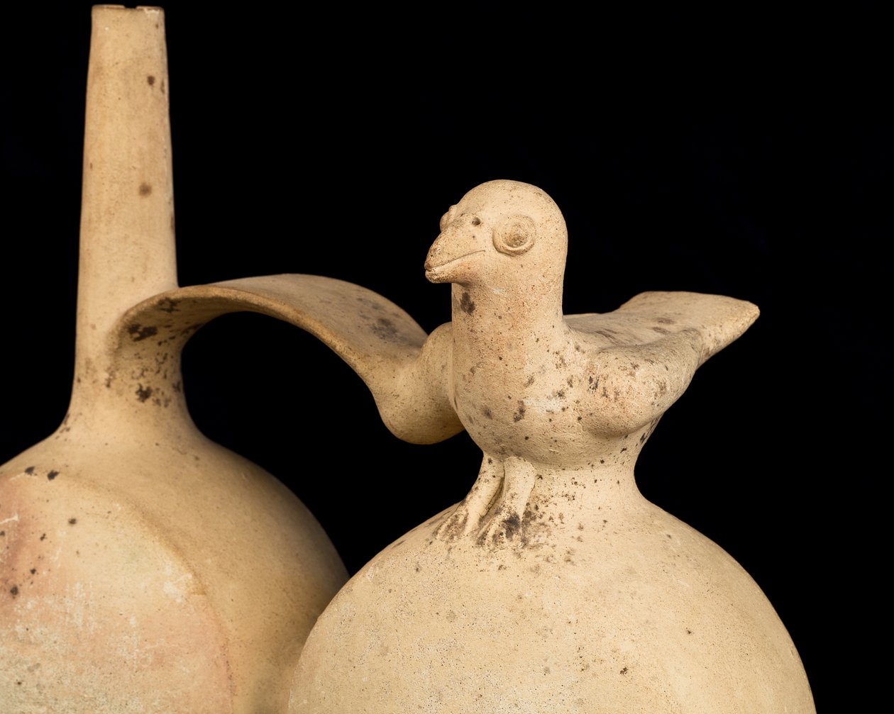Weiße Keramik mit Doppelkörper und Brückengriff / Chanc-Kultur von Precolombian Precolombian