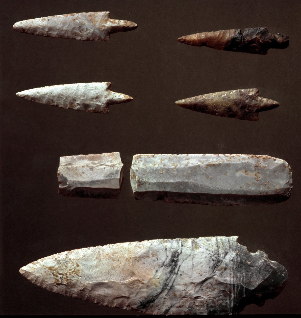Prähistorie: Pfeilspitzen und Feuerstein aus der Nekropole von Cantalupo-Mandela, Lazio. Kupferzeit. 2200 v. Chr. Rom, Museo Nazionale Preistorico Etnografico Luigi Pigorini von Prehistoric Prehistoric