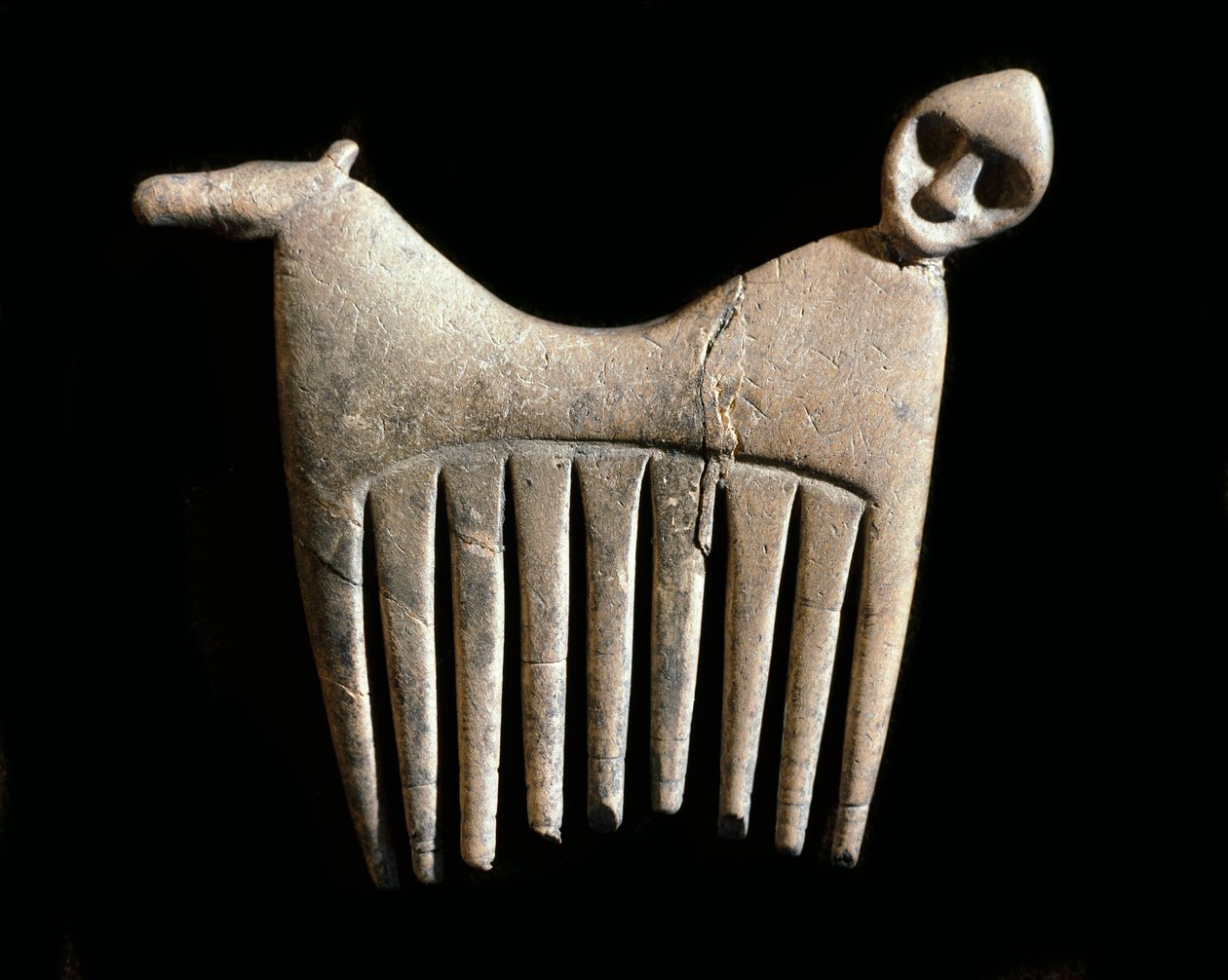 Vorgeschichte: Knochenkamm mit einem Kopf von Mensch und Pferd von der Insel Gotland. Steinzeit. Schwedisches Nationalmuseum für Altertümer, Stockholm, Schweden von Prehistoric Prehistoric