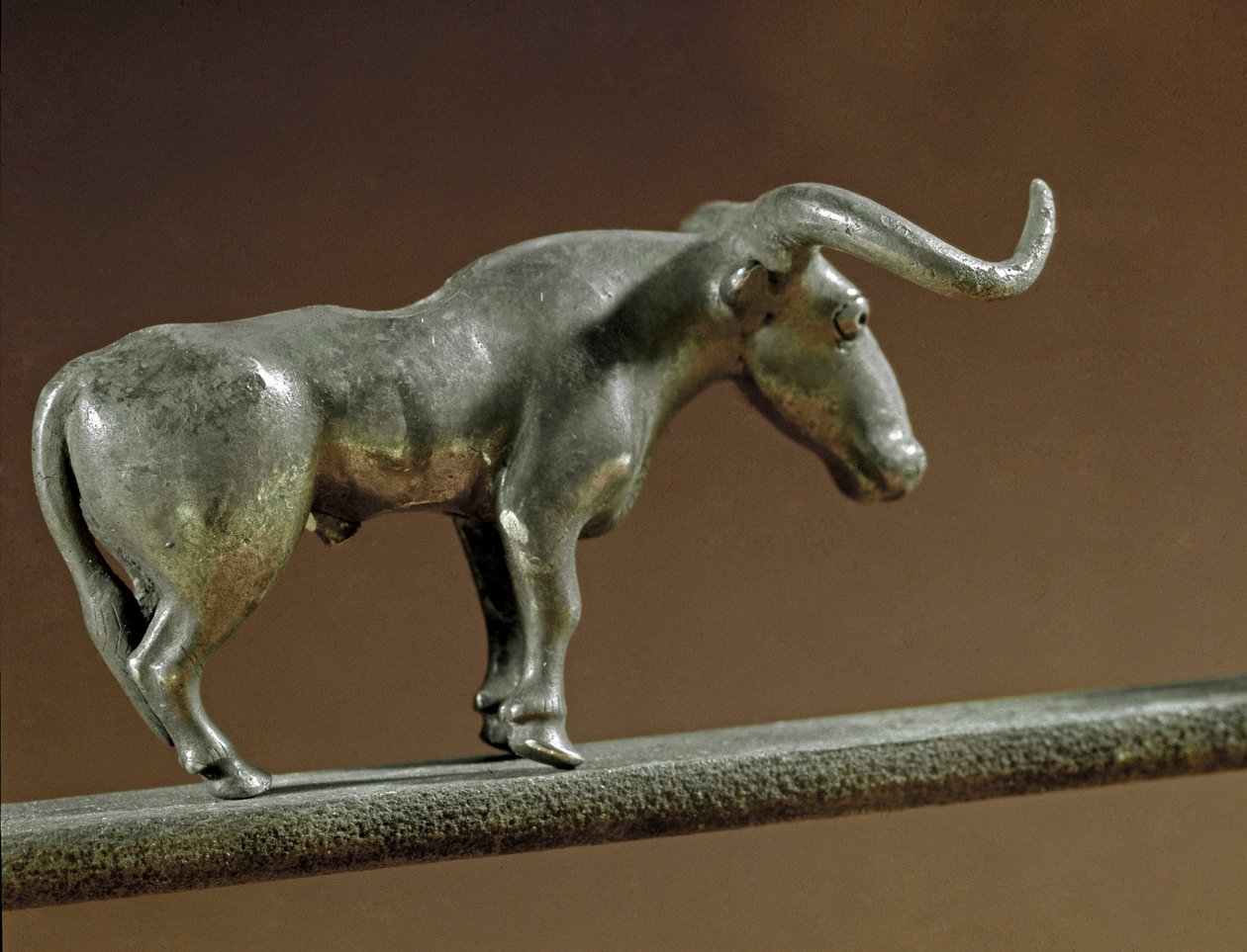 Prähistorie: Silberstierstatue aus dem Grab von Maikop (Kaukasus). 3000-2500 v. Chr. von Prehistoric Prehistoric