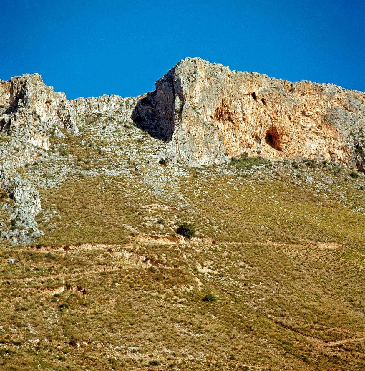 Vorgeschichte: Der Kamm von Monte Palmeto mit einer Höhle aus der Paläolithikum. Monte Palmeto, Palermo, Italien von Prehistoric Prehistoric