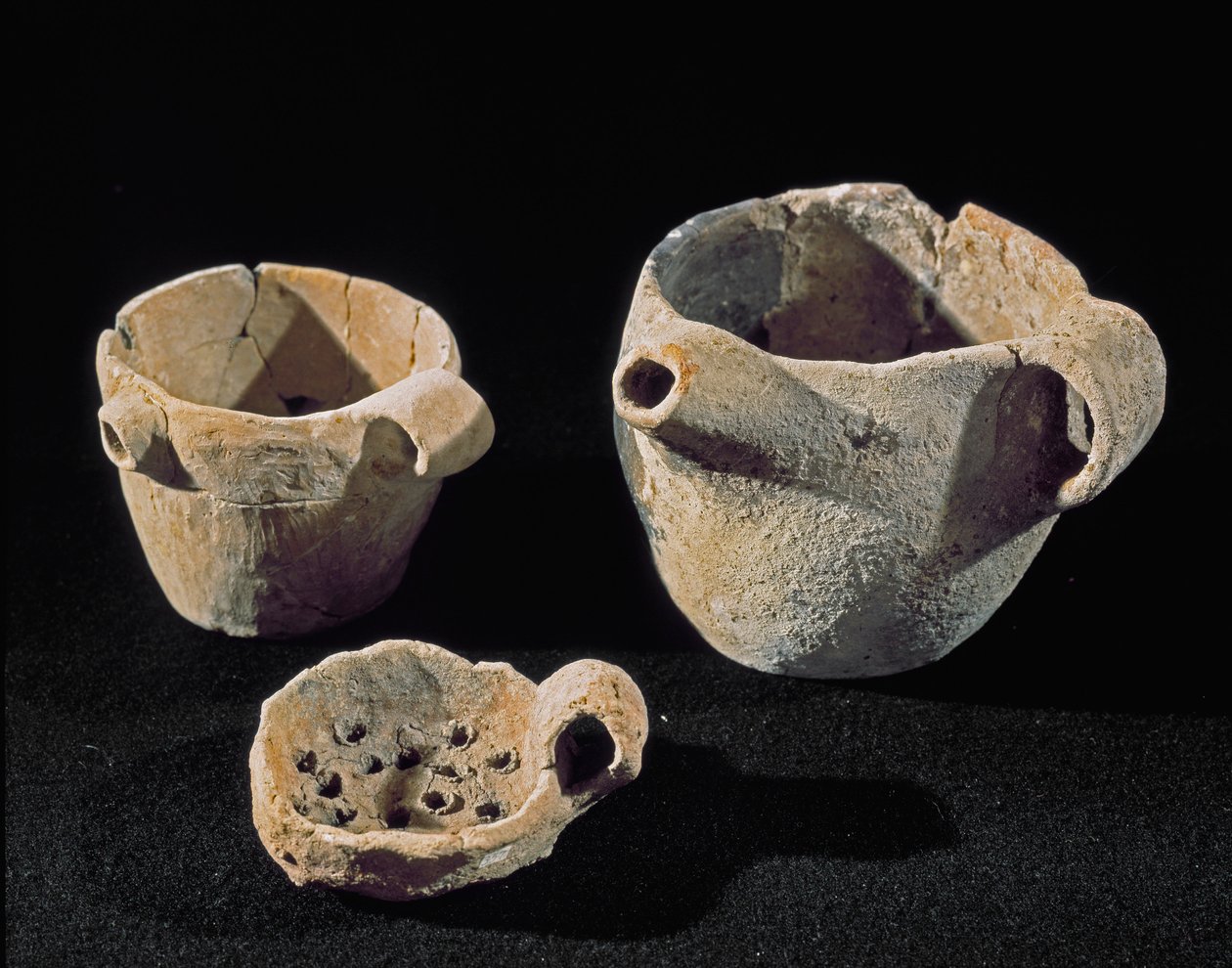 Prähistorie: Verschiedene Tafelgeschirr-Accessoires, Eisenzeit, aus Umbrien von Prehistoric Prehistoric