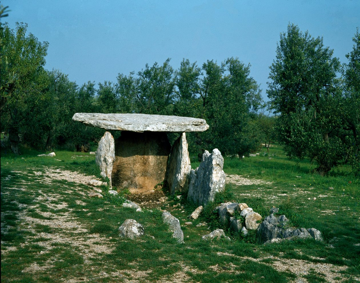 Prähistorie: Ansicht des Dolmens von Chianca mit seinem Eingangskorridor, Steinzeit, Neolithikum von Prehistoric Prehistoric