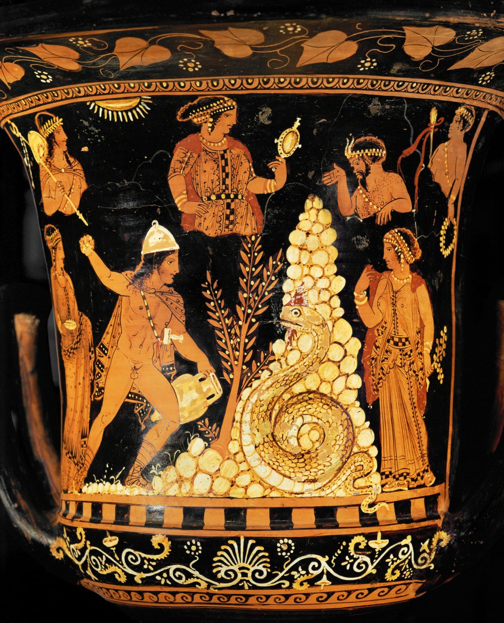 Rotfiguriger Krater: König Kadmos, eine Amphore in einer Hand, wirft Steine auf den Drachen von Python Python