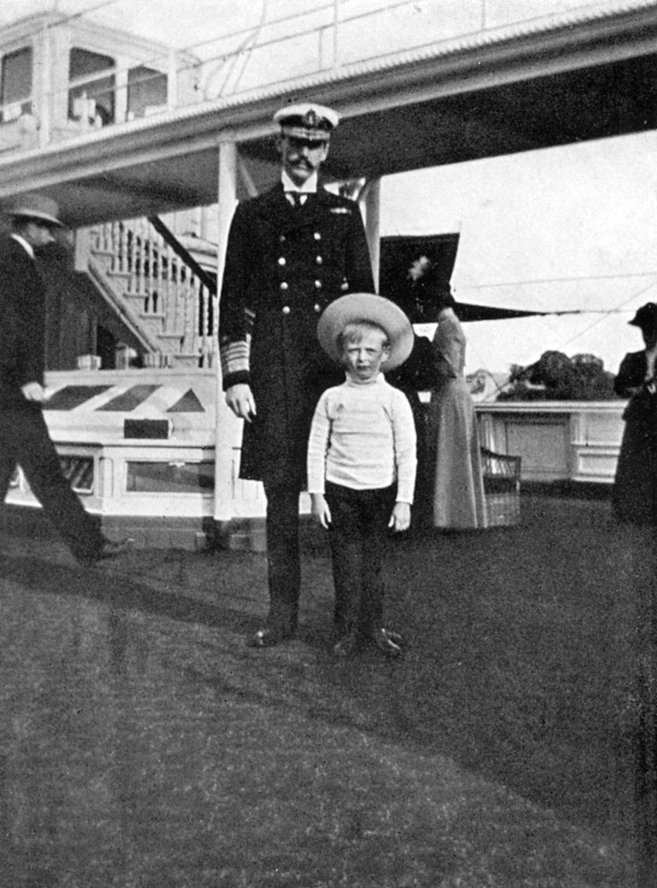 König Haakon VII. von Norwegen 1872-1957 mit seinem Sohn Olav 1903-1991 von Queen Alexandra