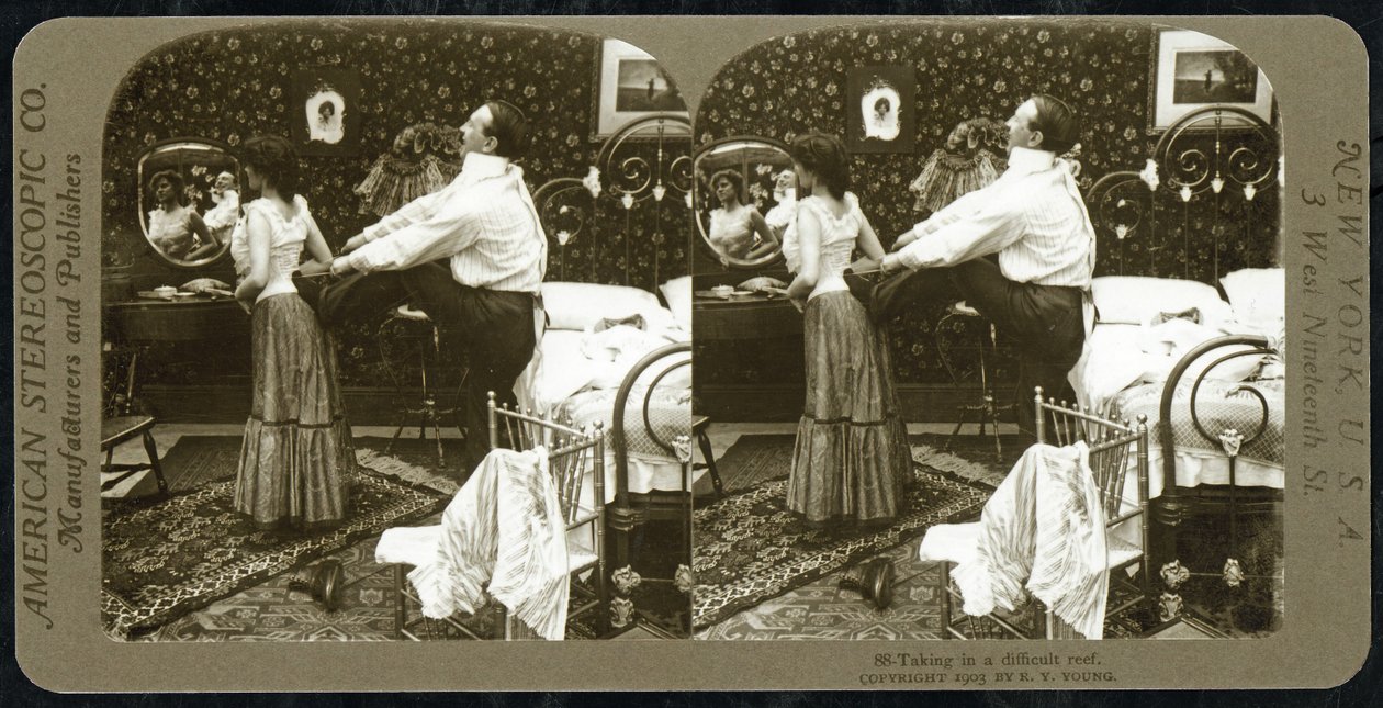 Stereoskopische Karte, die eine Frau zeigt, die in ein Korsett geschnürt wird, veröffentlicht von der American Stereoscopic Company von R.Y Young