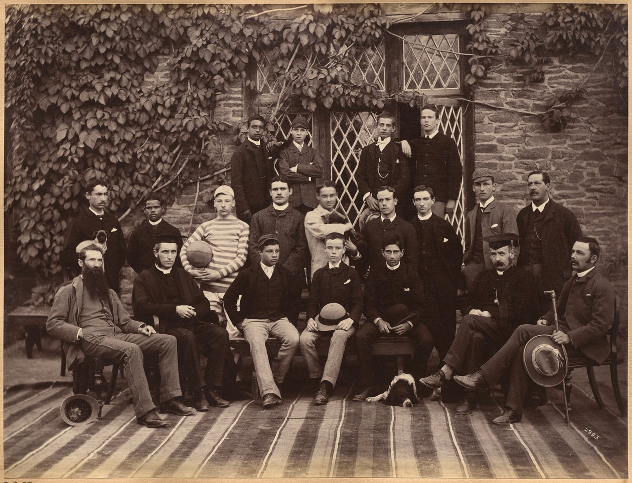 Hochklassige Schüler und Lehrer an der Bishop Cotton School, Shimla (Rückseite) von Raja Deen Dayal