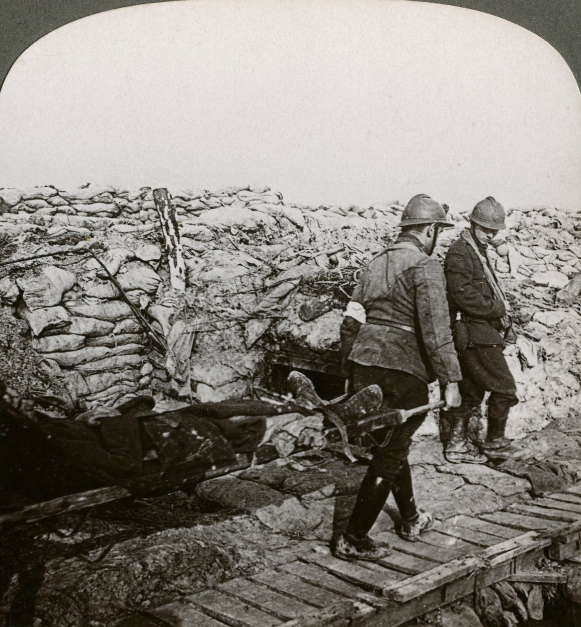 Belgische Träger tragen Verwundete in einem Graben, Dixmude, Belgien, Erster Weltkrieg, 1914-1918 von Realistic Travels Publishers