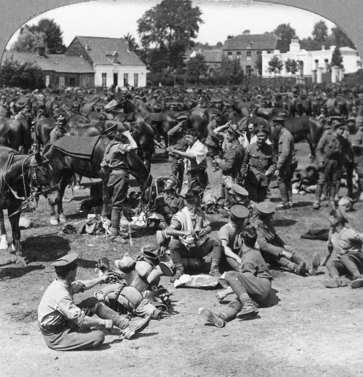 Britische Kavallerietruppen ruhen sich in einem französischen Dorf aus, Erster Weltkrieg, ca. 1914-1918 von Realistic Travels Publishers