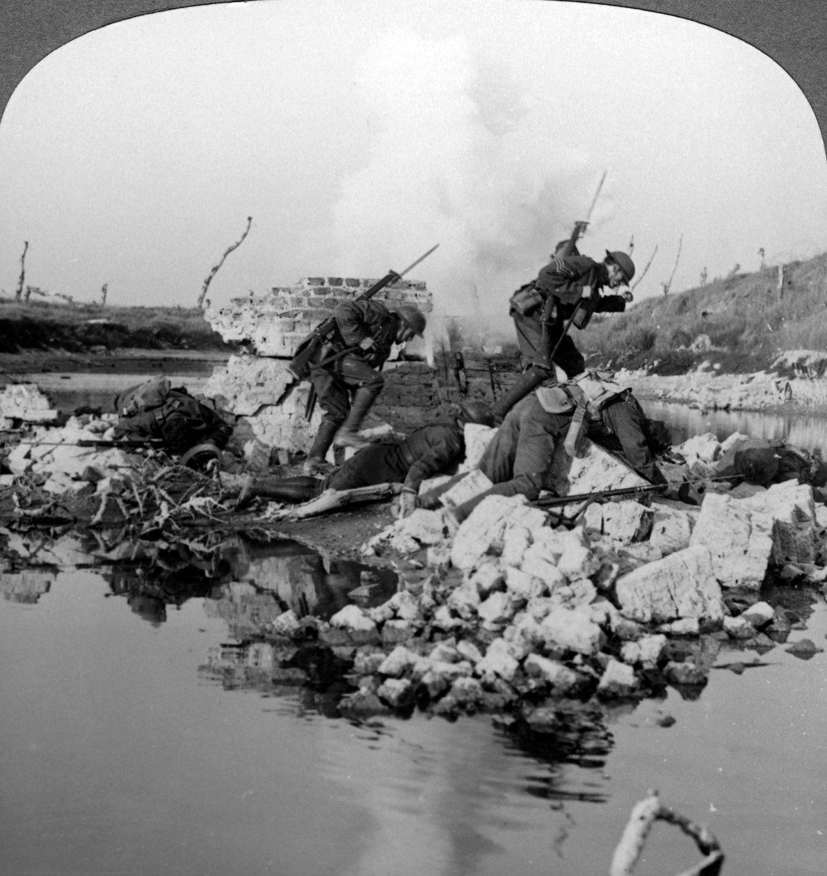 Britische Soldaten im Einsatz am Crozat-Kanal, Frankreich, Erster Weltkrieg von Realistic Travels Publishers