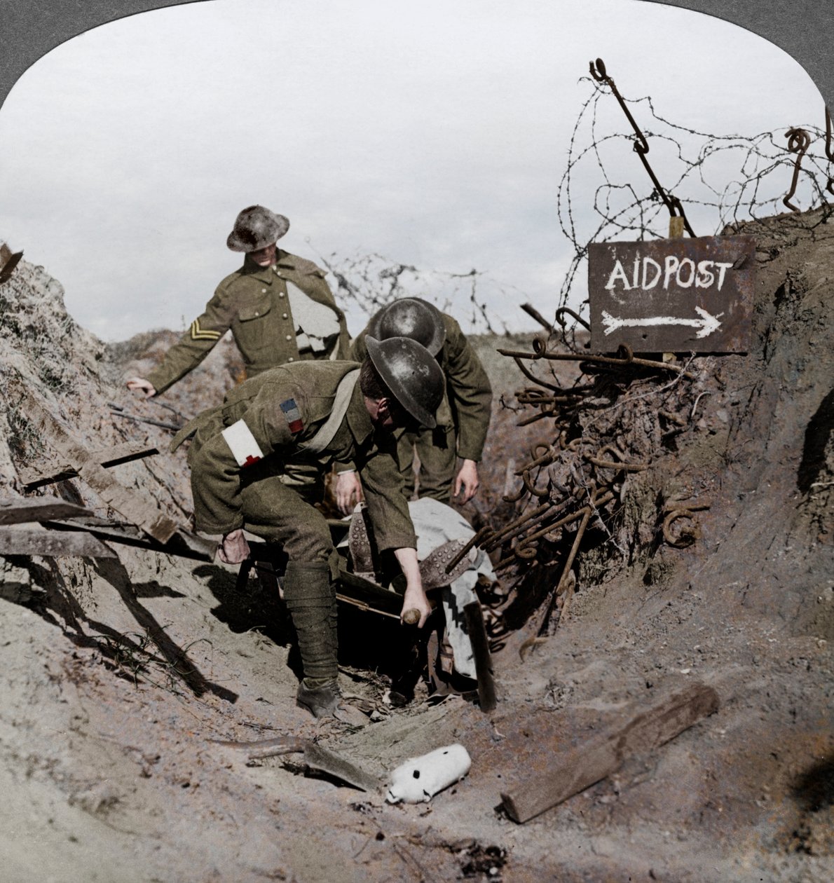 Einen verwundeten Soldaten zu einem Erste-Hilfe-Posten tragen, Passchendaele, Belgien, Erster Weltkrieg, 1914-1918 von Realistic Travels Publishers