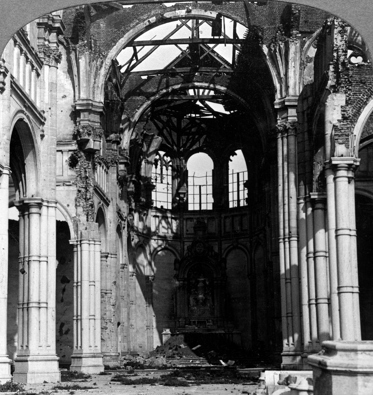 Schäden an der Kirche Notre Dame, Armentieres, Frankreich, Erster Weltkrieg, 1918 von Realistic Travels Publishers