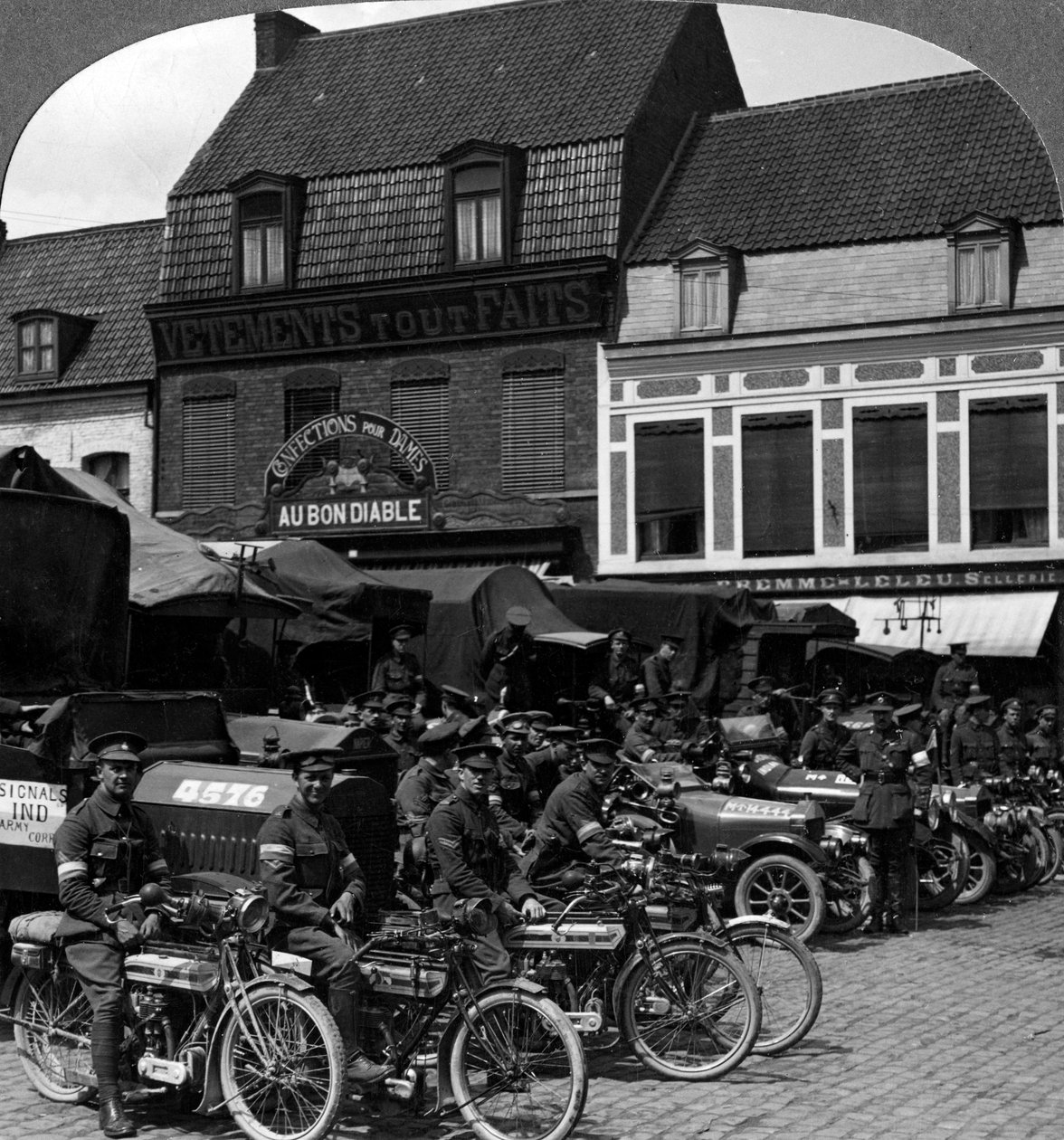 Lastwagen und Motorräder des Indischen Armeekorps, Merville, Frankreich, Erster Weltkrieg, 1914-1918 von Realistic Travels Publishers