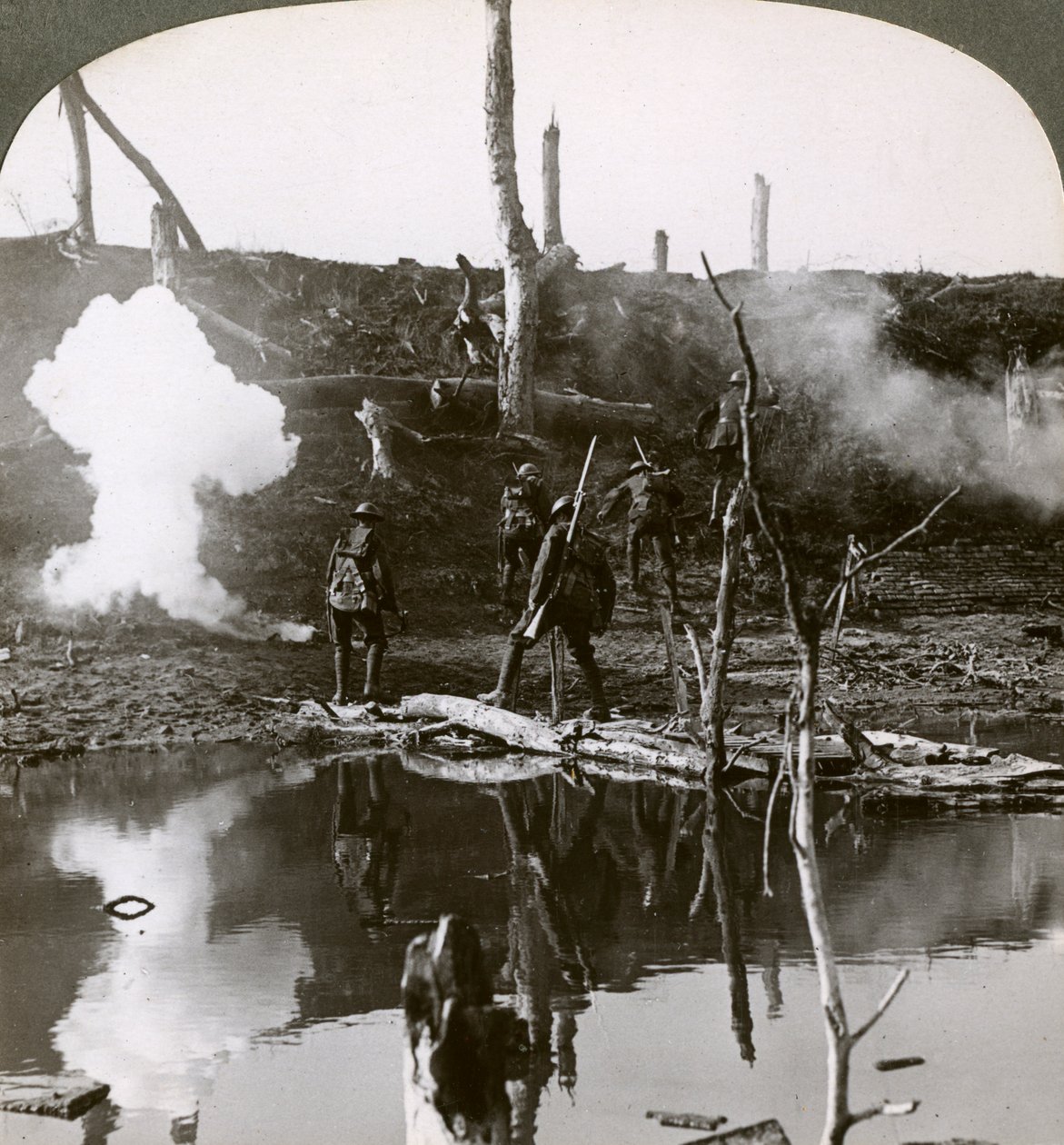 Soldaten überqueren den Fluss Ancre, Schlacht an der Somme, Frankreich, Erster Weltkrieg, 1916 von Realistic Travels Publishers