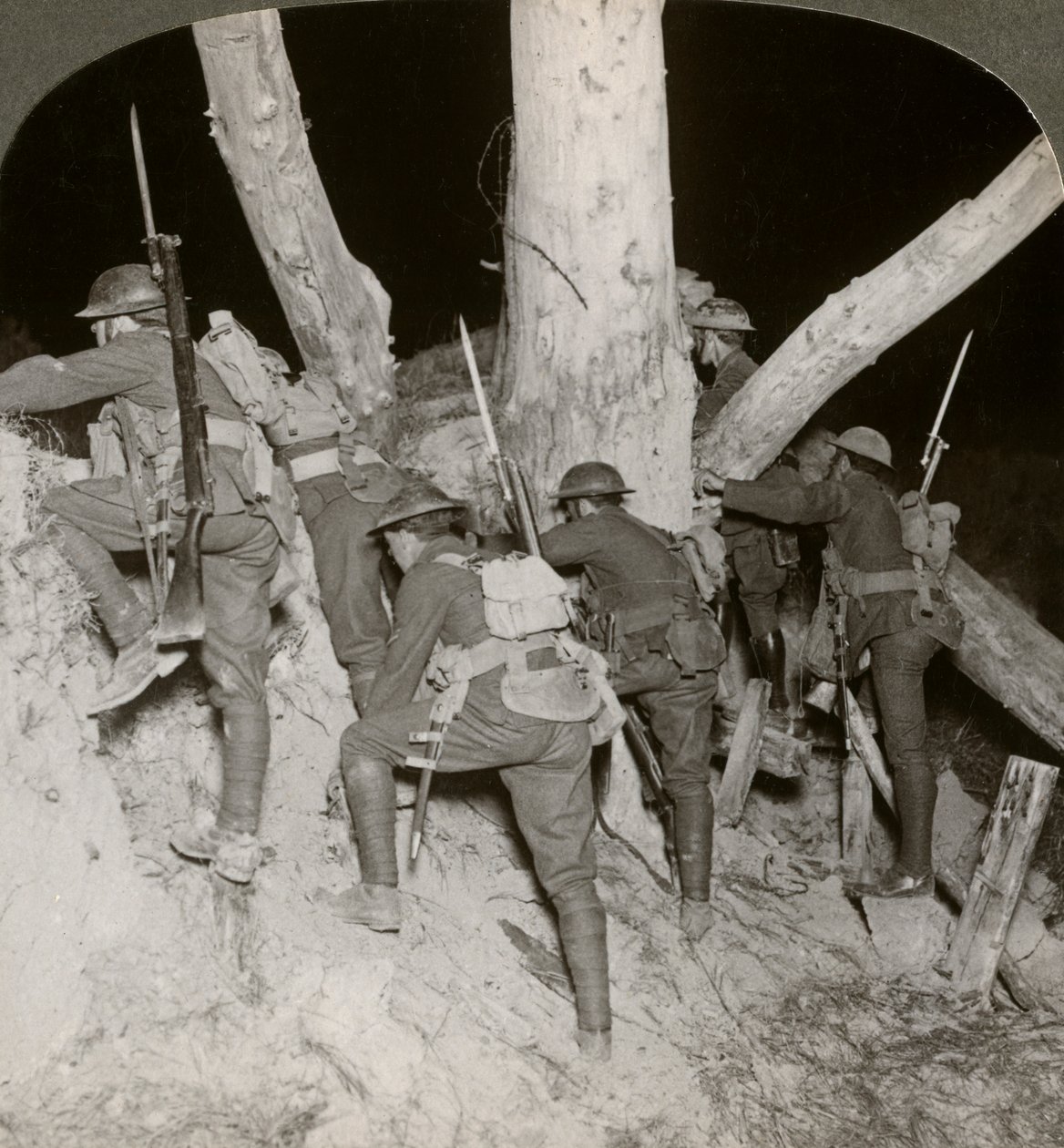 Soldaten verlassen einen Graben für einen nächtlichen Überfall in Messines, Belgien, Erster Weltkrieg, 1914-1918 von Realistic Travels Publishers