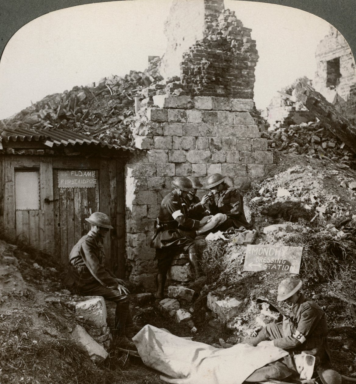 Das Royal Army Medical Corps an der Monchy-Dressing-Station, Frankreich, Erster Weltkrieg, 1914-1918 von Realistic Travels Publishers