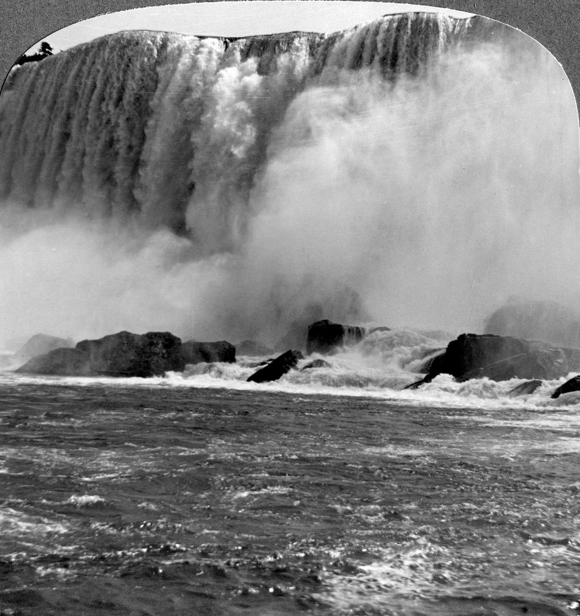 Donner der Wasser, American Falls, Niagra Falls, New York, USA von Realistic Travels Publishers