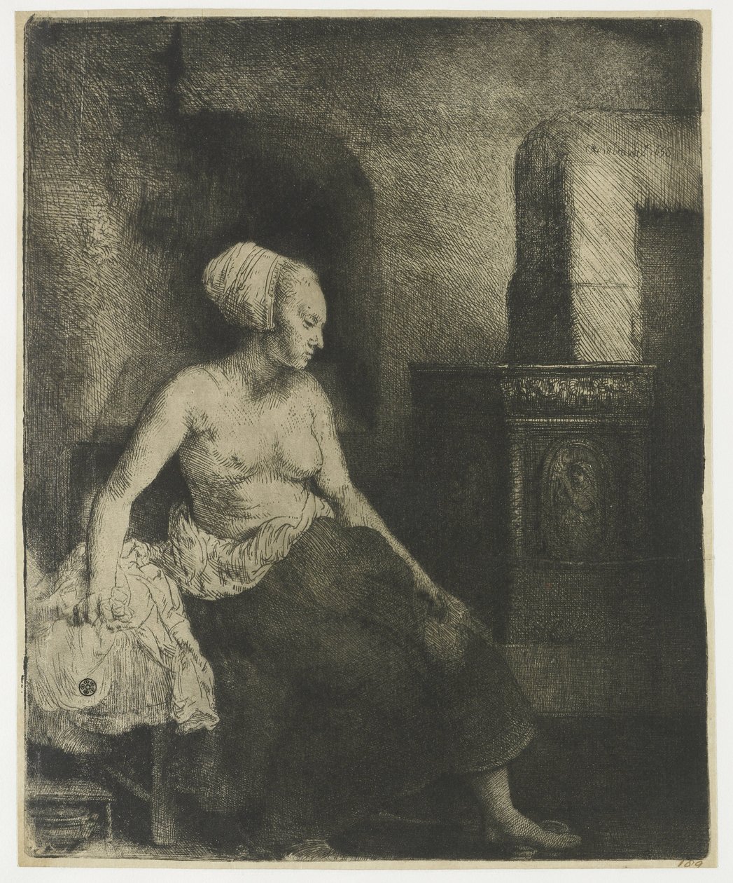Frau sitzt halb angezogen neben einem Ofen von Rembrandt van Rijn