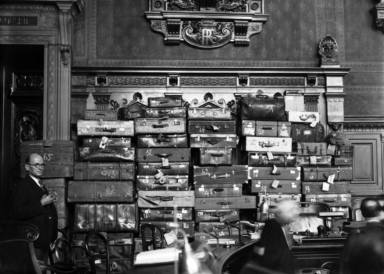 Prozess gegen Doktor Marcel Petiot (Serienmörder) März 1946: Marcel Petiot im Dock, im Hintergrund: die Koffer und Truhen, in denen er die Wertsachen seiner Opfer versteckte von René Saint Paul