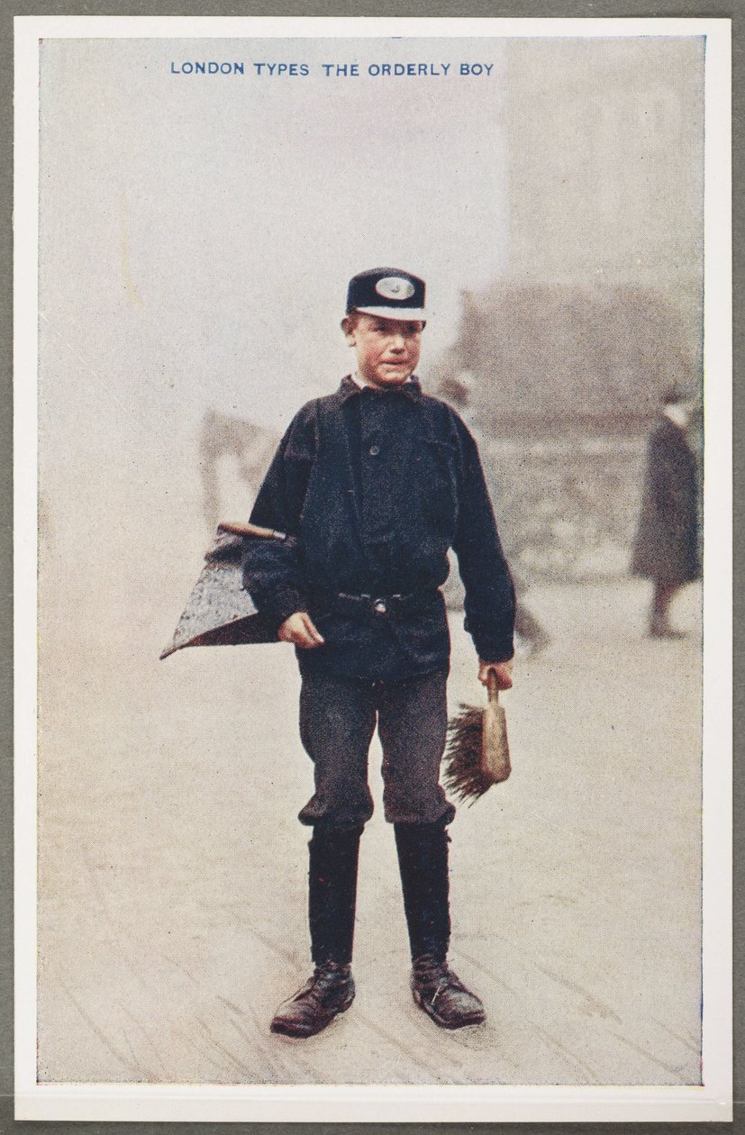 Londoner Typen: Der Ordentliche Junge, ca. 1914 Eine Reproduktion eines Farbfotos eines ordentlichen Jungen, eines Straßenreinigers mit seiner Pfanne und Bürste auf den Straßen von London, aufgenommen von einem unbekannten Fotografen und veröffentlicht in  von John Pardon