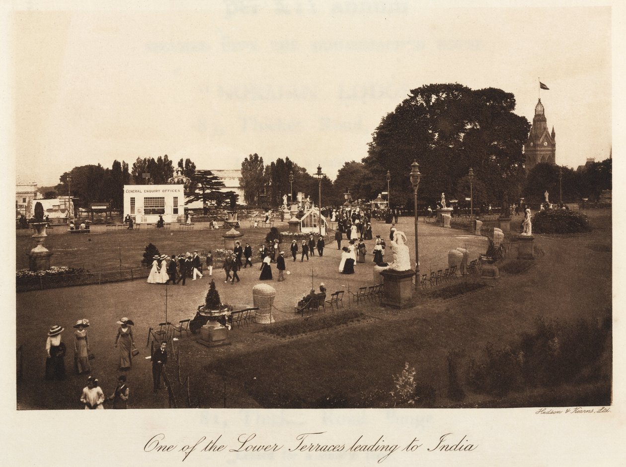 Menschen entspannen sich im Crystal Palace Park, Sydenham von John Pardon