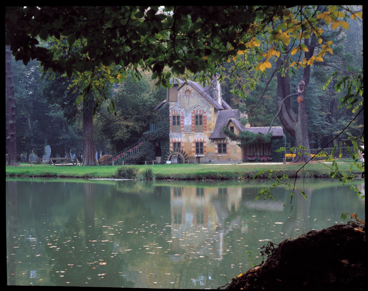 Das Hameau de la Reine - Das Haus der Königin im Hameau de la Reine Marie Antoinette, im Park des Schlosses von Versailles von Richard Mique