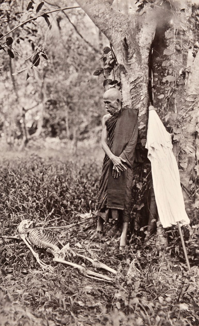 Symbolisches Foto eines Mönchs, der ein Skelett betrachtet, Siam, ca. 1890 von Robert Lenz