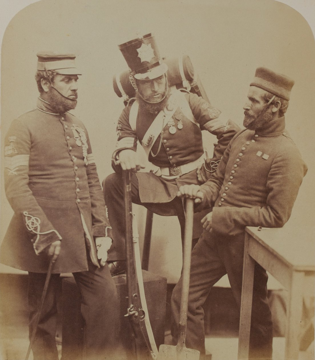 Farbsergeanten J. Stanton, Kester Knight und W. Bruce, Royal Sappers und Miners, 1856 von Robert Howlett